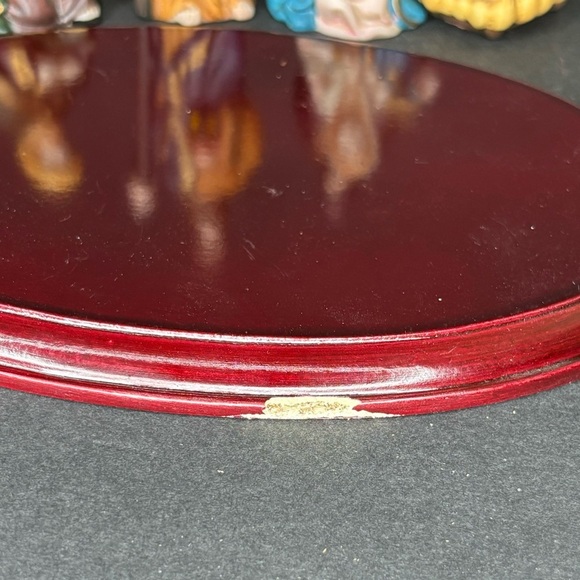 Scott's Porcelain 11 piece Nativity Christmas set with wood base. - Picture 12 of 16